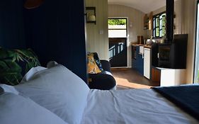 Large Luxury Shepherds Hut With Hot Tub Nr Bath